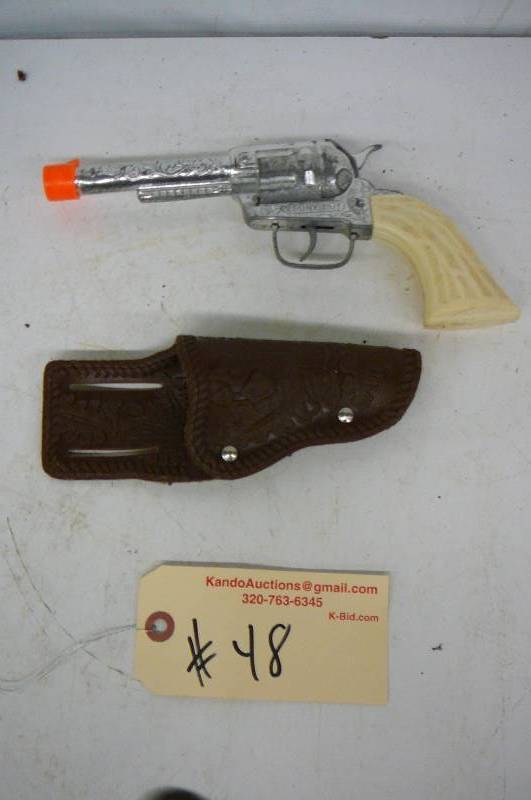 lot 48 image: Toy pistil & holster Pony Boy