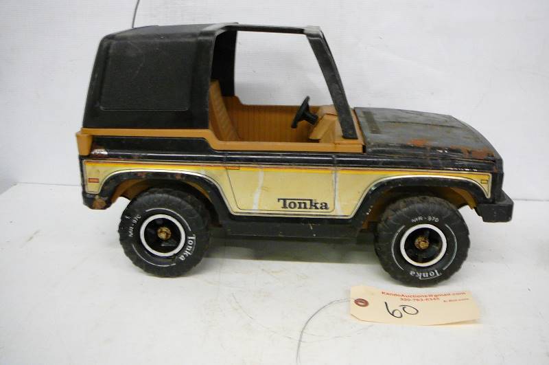 lot 60 image: Tonta Jeep Toy, 17 12 L x 10 high