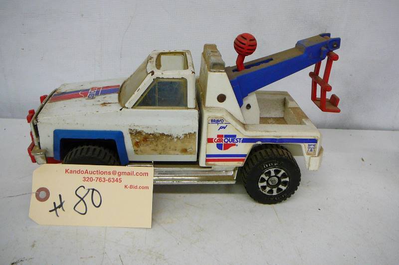 lot 80 image: Tonka tow truck tin, 13 Long x 6 high