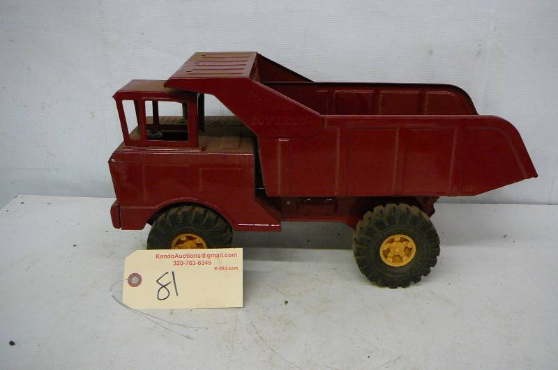 lot 81 image: Dump truck tin 17 12 x 9