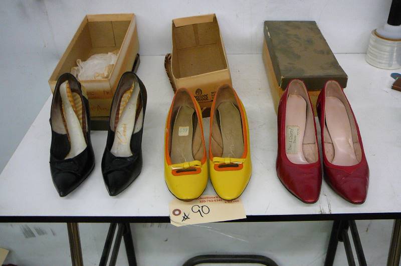 lot 90 image: Ladys shoes 3 pairs