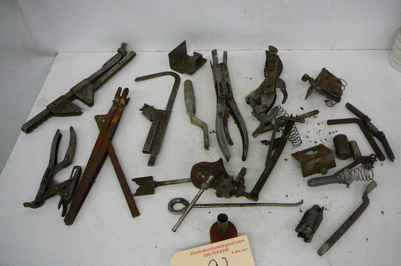 lot 92 image: Tools model T & A Fords