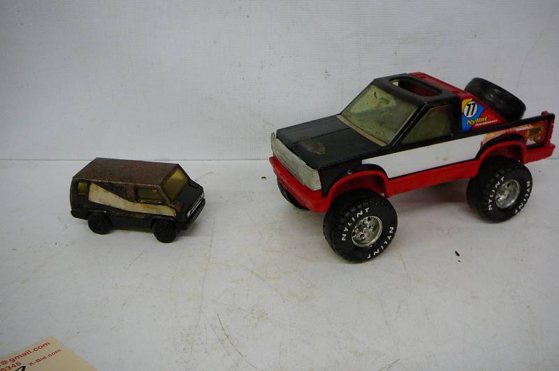 lot 93 image: Tin van, Plastic wrecker