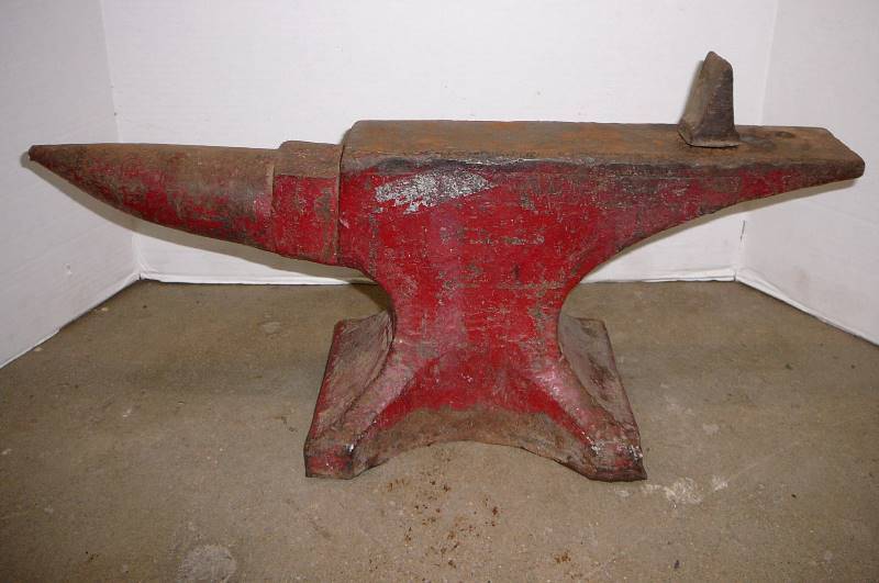 lot 109 image: Anvil 85lbs with removable tool 22 12 long x 3 12 wide top x 9 high