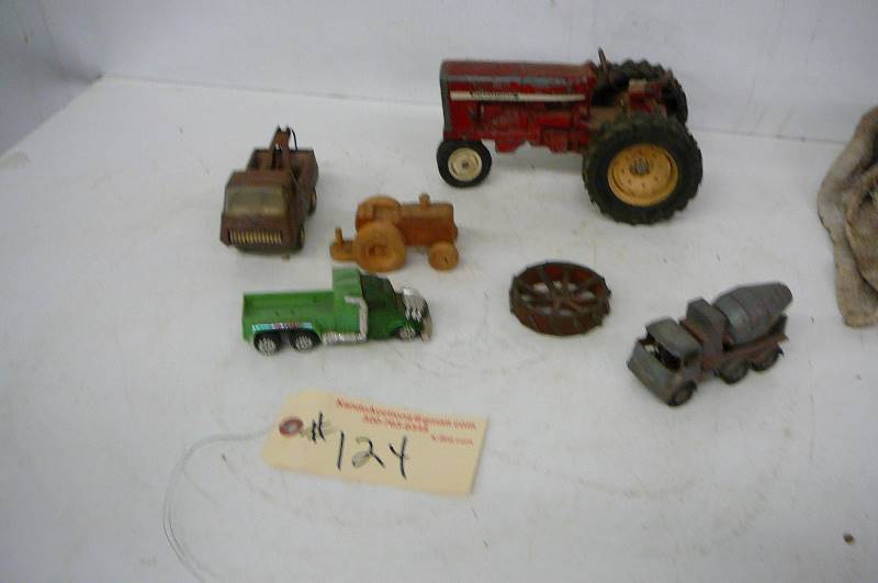 lot 124 image: Toys Tractor, Trucks