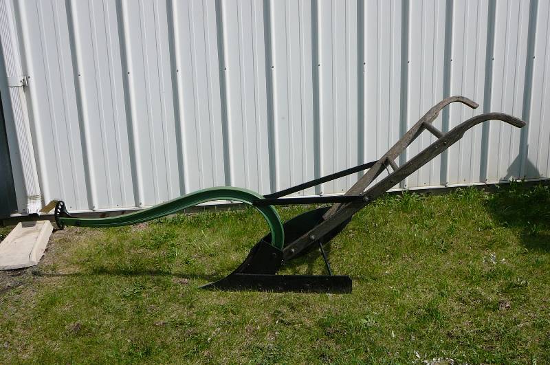 John Deere model 191 walking plow with oak handles, nice shape