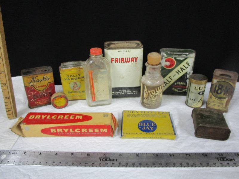 lot 5 image: Vintage containers