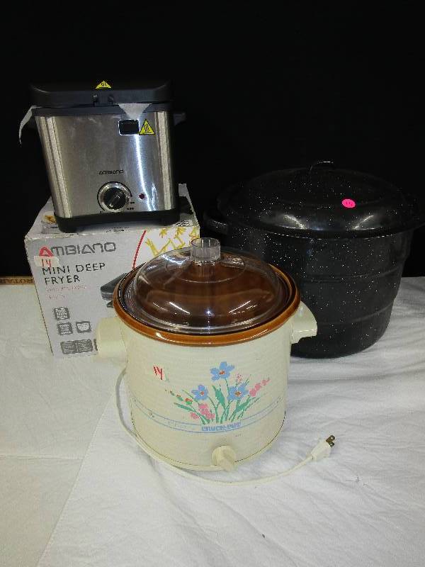 lot 14 image: Crock Pot, Enamel Canner and mini Deep Freyer