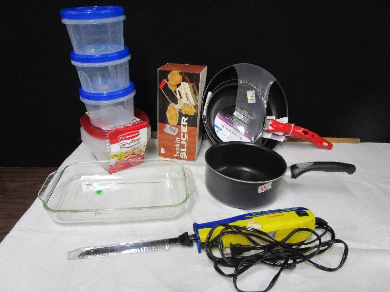 lot 15 image: 110v Electric Knife, Non Stick Skillet set still in orginal plastic, rubbermaid and Glad containers, and a 2qt 11x7 glass Pyrex pan