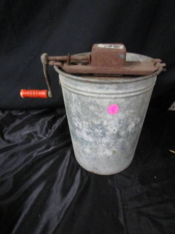 lot 27 image: Vintage Metal Ice Cream Maker