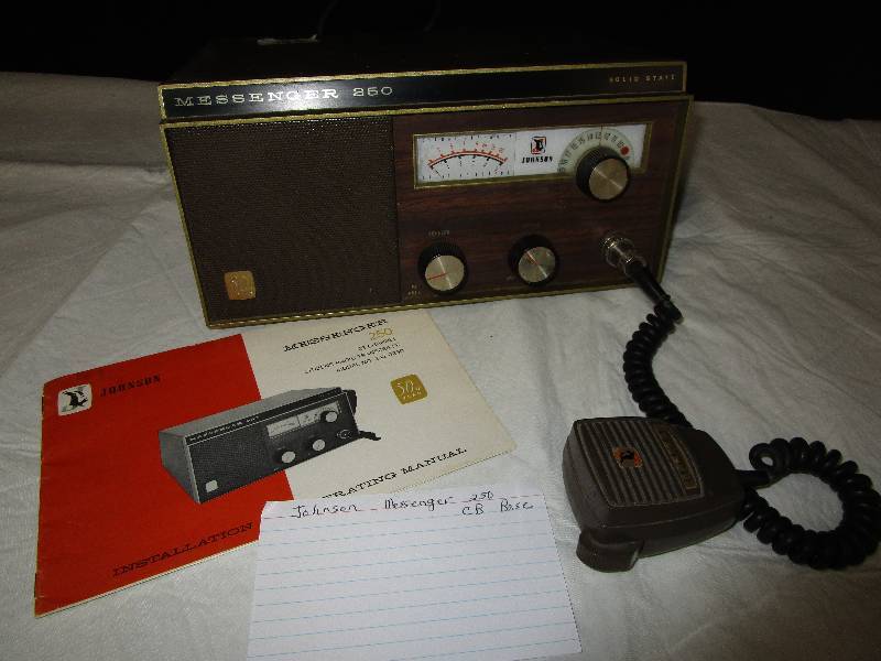 lot 32 image: Johnson Messenger 250 CB Base wManual
