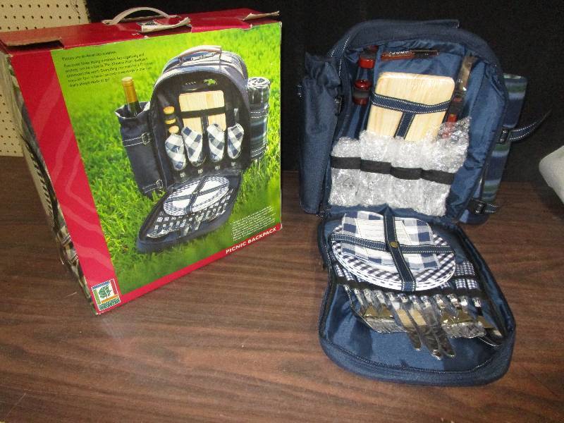 lot 33 image: Picmic set-up for 4 in an easy to carry back pack