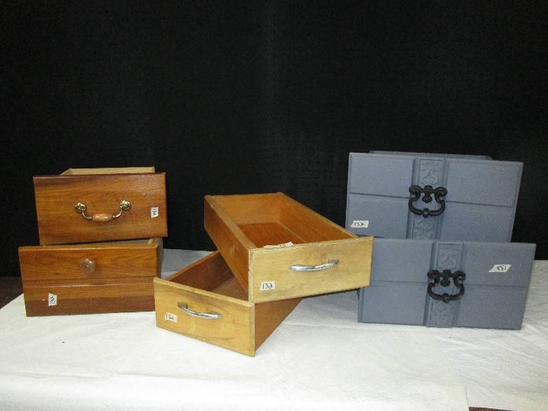 lot 43 image: 6 Decorative drawers