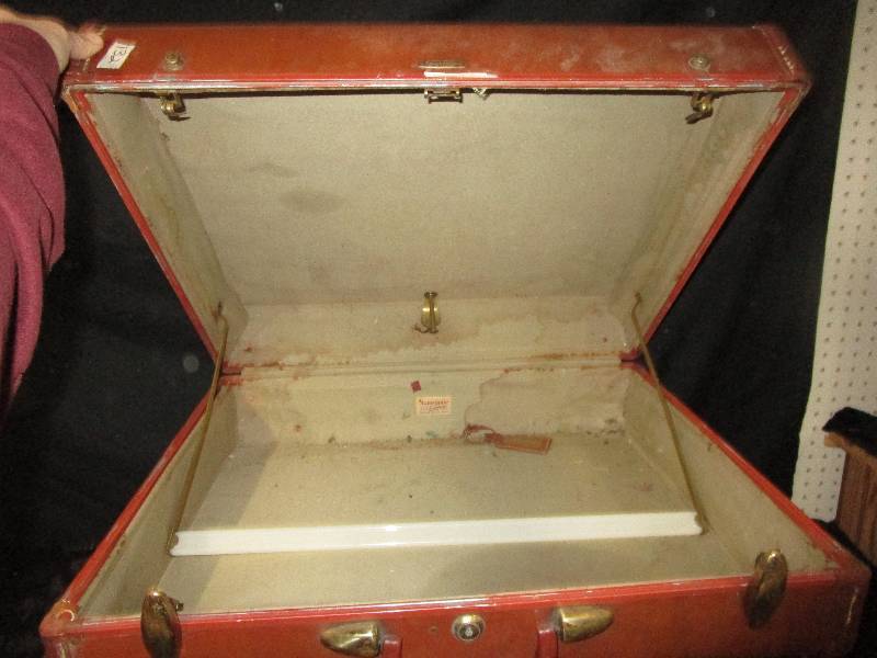lot 45 image: 2 Old Vintage Suitcases