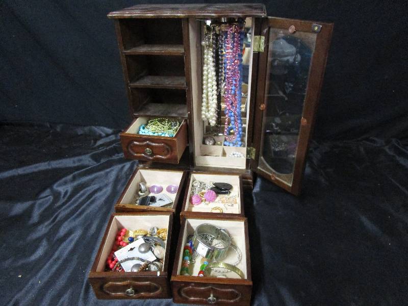 lot 61 image: Jewelry, Watches and jewerly box