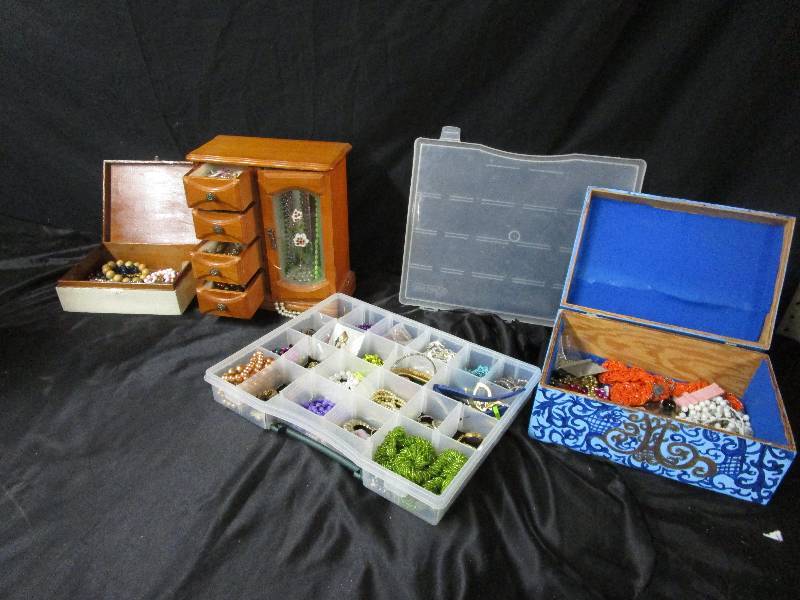 lot 62 image: Jewelry, Watches and jewerly box