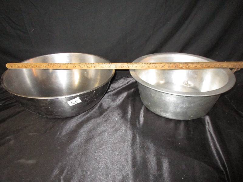 lot 68 image: 2 large bowls