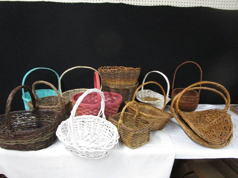lot 84 image: Assortment of Wooden baskets. 11X11 12X12 nice size baskets