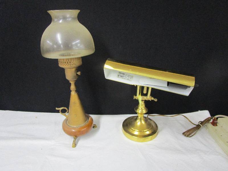 lot 93 image: Desk lamp and other lamp. The talll lamp is cordless