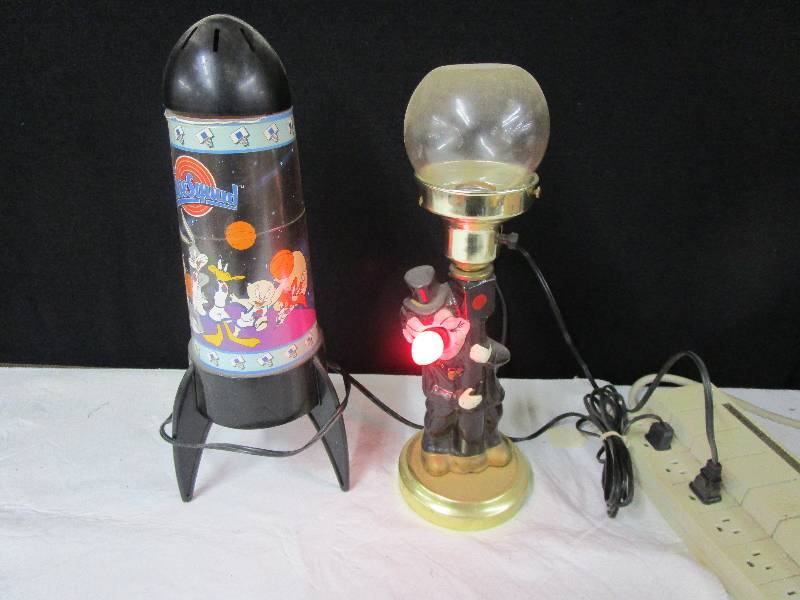 lot 94 image: 2 lamps, tune squad
