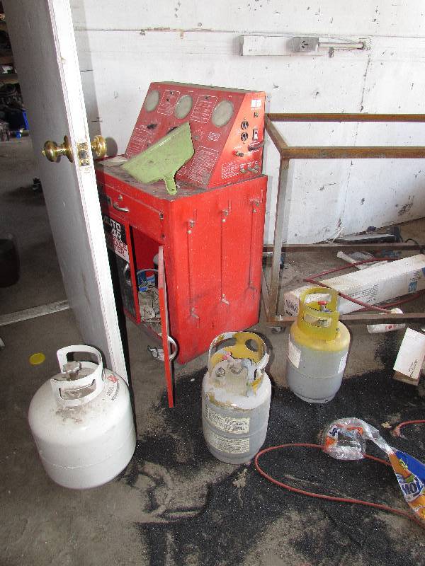 lot 143 image: AUTO AIR SERVICE CENTER CART, PROPANE CANISTERS, METAL FRAME