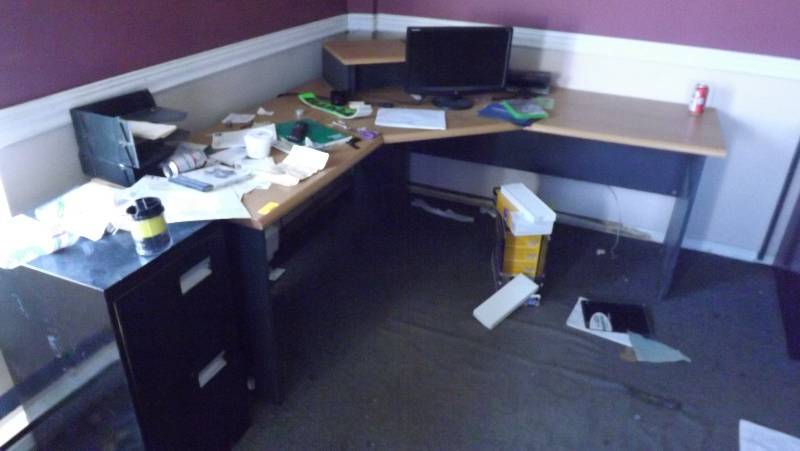 lot 183 image: CORNER DESK UNIT AND TWO DRAWER FILING CABINET AND ANY CONTENTS