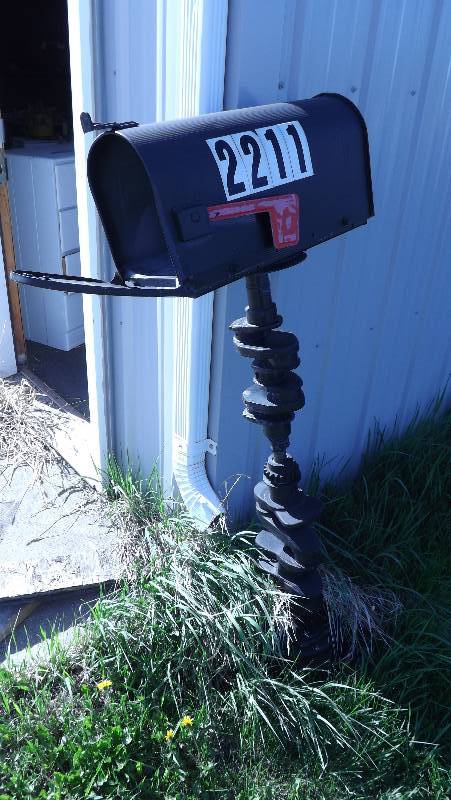 lot 201 image: CRANK SHAFT MAIL BOX POST