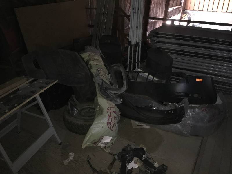 lot 205 image: PORTABLE WORK SPACE, SHOP LIGHTS, CAR SEATS AND MORE
