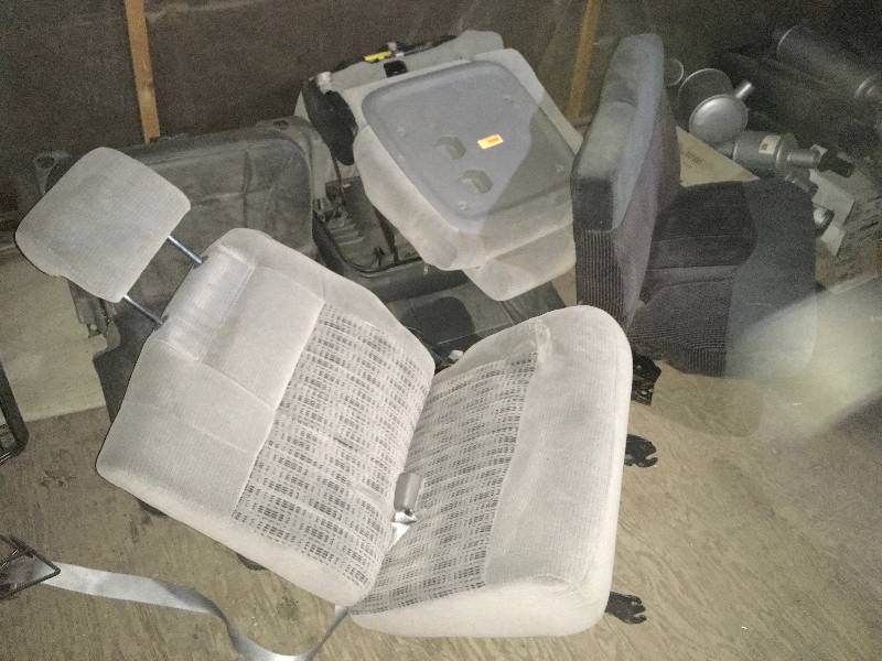 lot 208 image: VARIOUS CAR SEATS