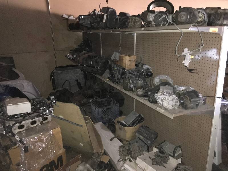 lot 246 image: LARGE LOT OF MISC CAR PARTS