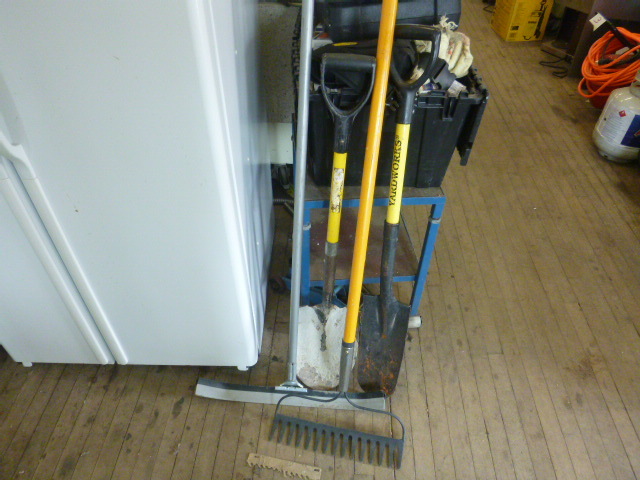 lot 10 image: Miscellaneous Garden Tools