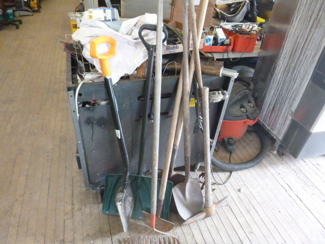 lot 11 image: Miscellaneous Garden Tools
