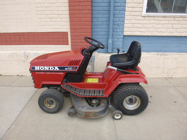lot 5 image: Honda Riding Lawn Mower