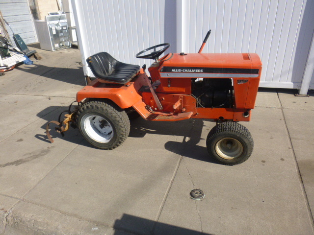lot 2 image: Allis-Chalmers Garden Tractor