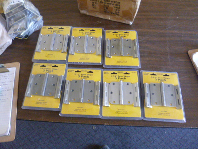 lot 18 image: 7 Packs of Door Hinges