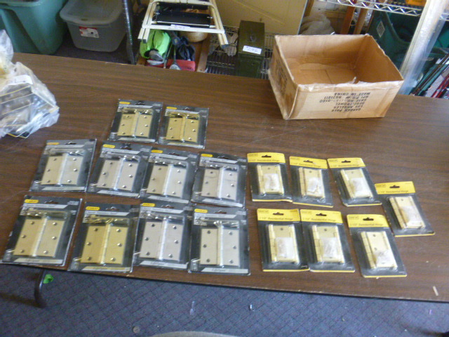 lot 19 image: 17 Door Hinges