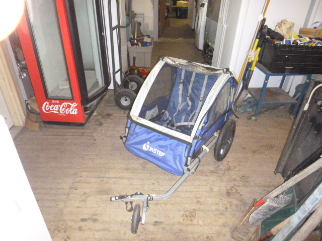 lot 38 image: InStep Bicycle Trailer