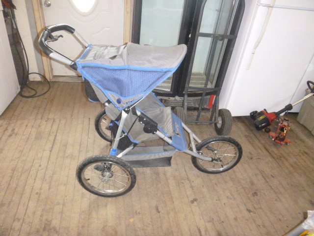 lot 39 image: InStep Jogging Stroller