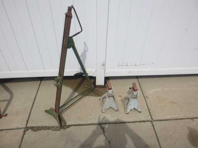 lot 41 image: Old Screw Stand Jack