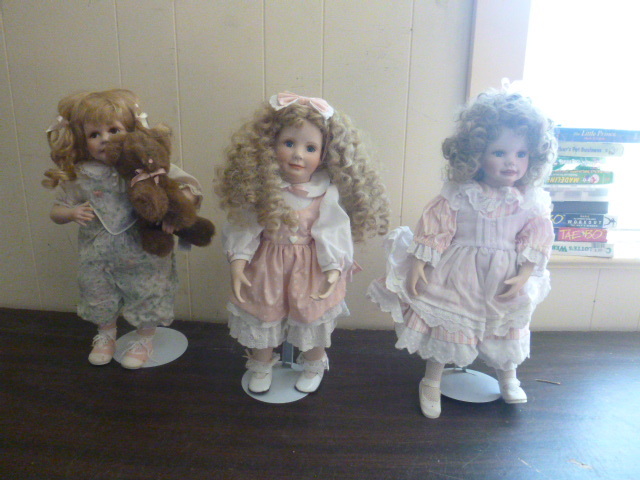 lot 88 image: 3 Hamilton Collection Porcelain Dolls