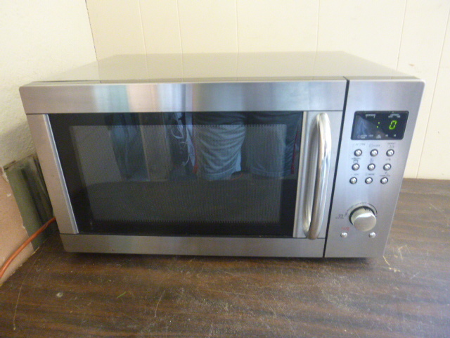 lot 93 image: GE Microwave Oven