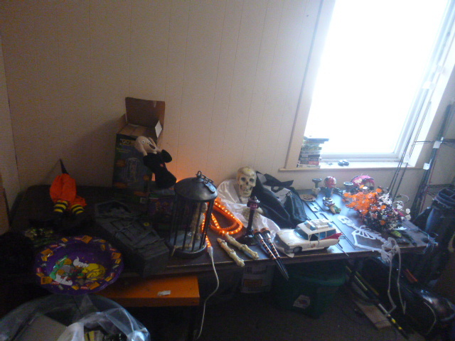 lot 110 image: Halloween Decorations