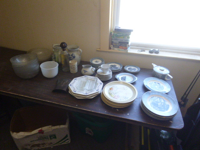 lot 137 image: Miscellaneous Dinnerware