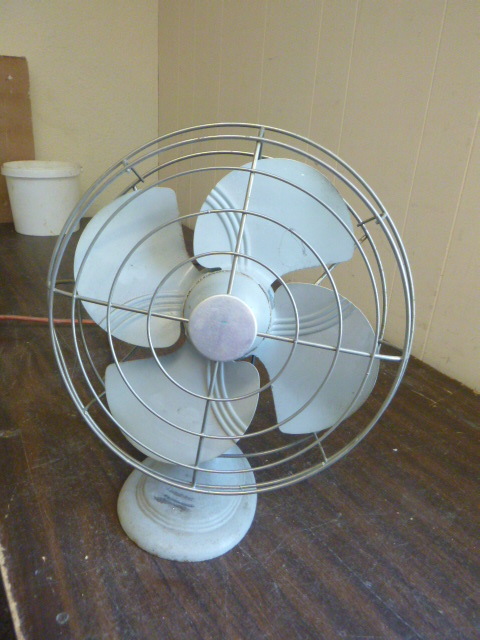 lot 139 image: Table Fan
