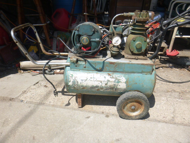 lot 142 image: Air Compressor