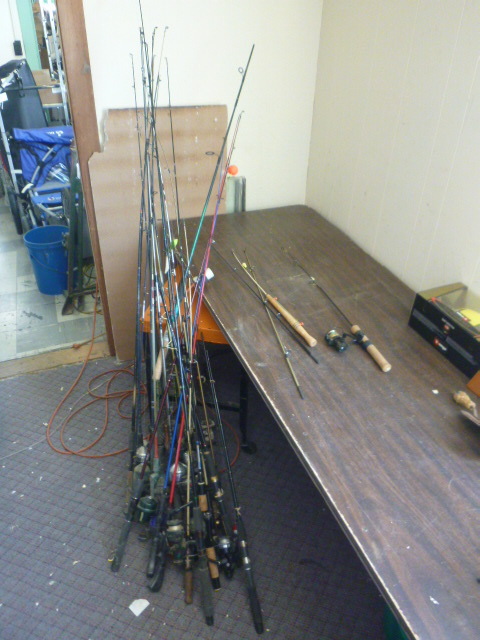 lot 145 image: 18 Fishing Poles
