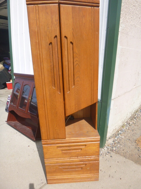 lot 212 image: Oak Cabinet