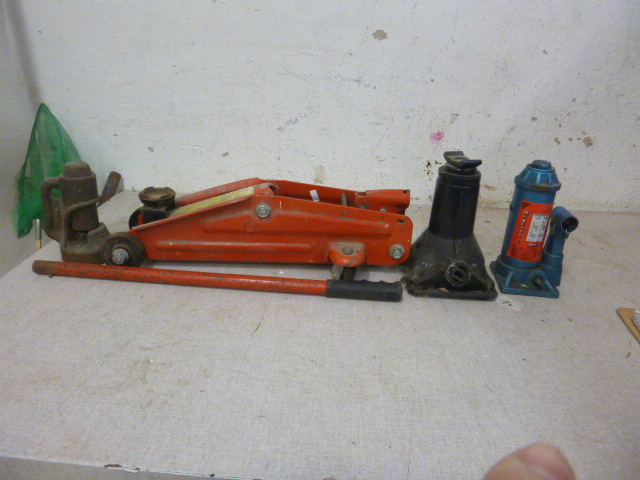lot 218 image: 2 Ton Floor Jack