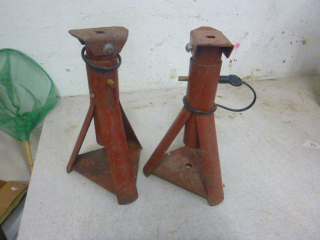 lot 233 image: 2 Floor Jack Stands