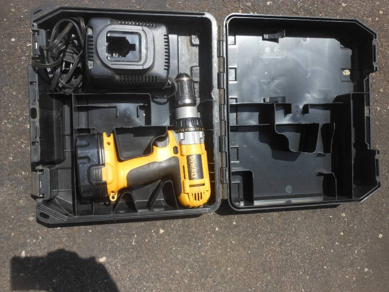DEWALT POWER DRILL